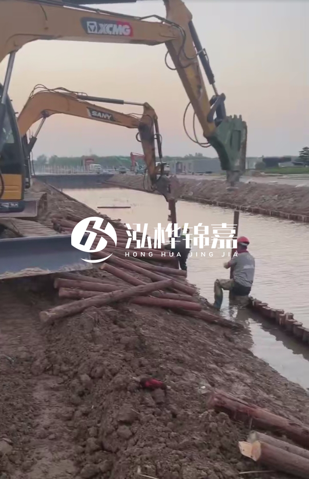 沈陽(yáng)地基穩(wěn)定打松木樁施工-地基是打樁好還是灌樁好？