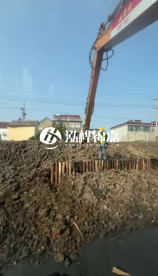 南陽(yáng)挖機(jī)打木樁專業(yè)施工-打防汛木樁時(shí)選用多粗的木樁為宜？