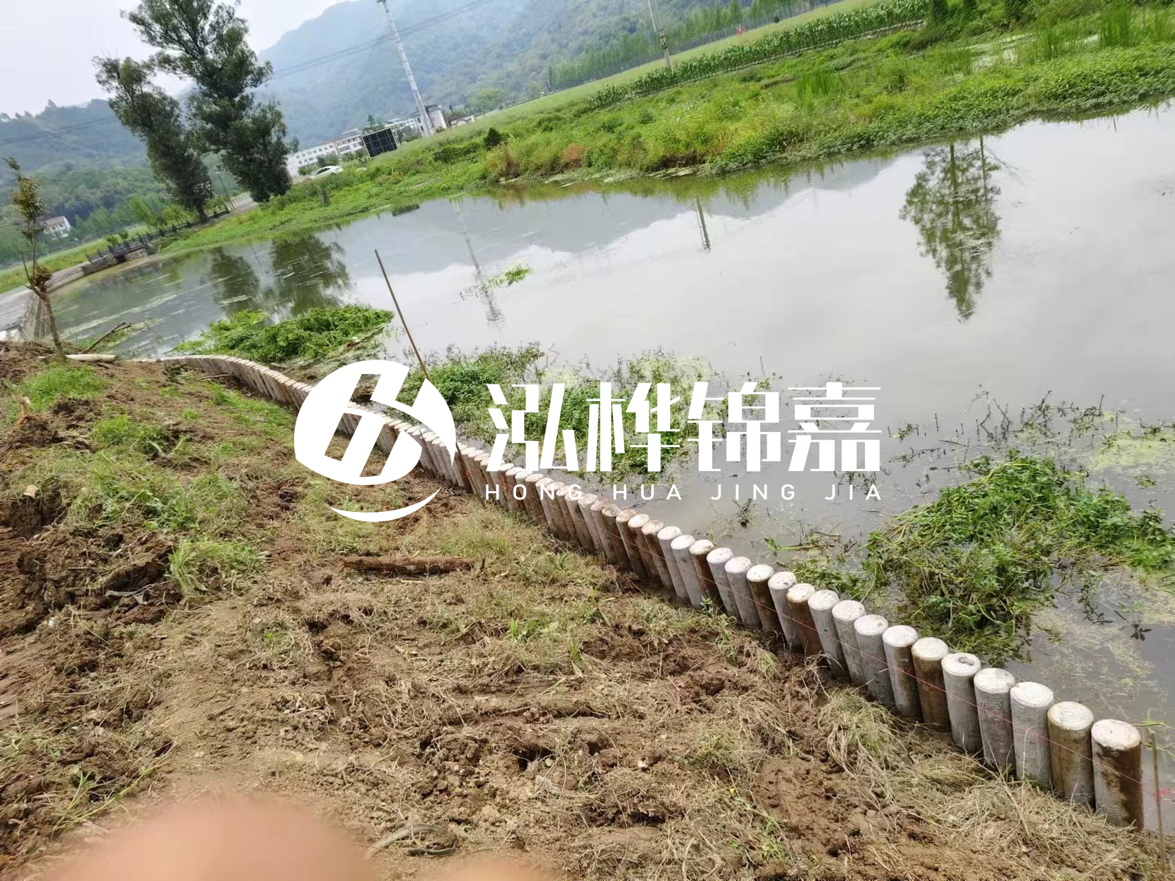 安順市挖機打木樁專業(yè)施工-河道水泥樁護坡多少錢一米？