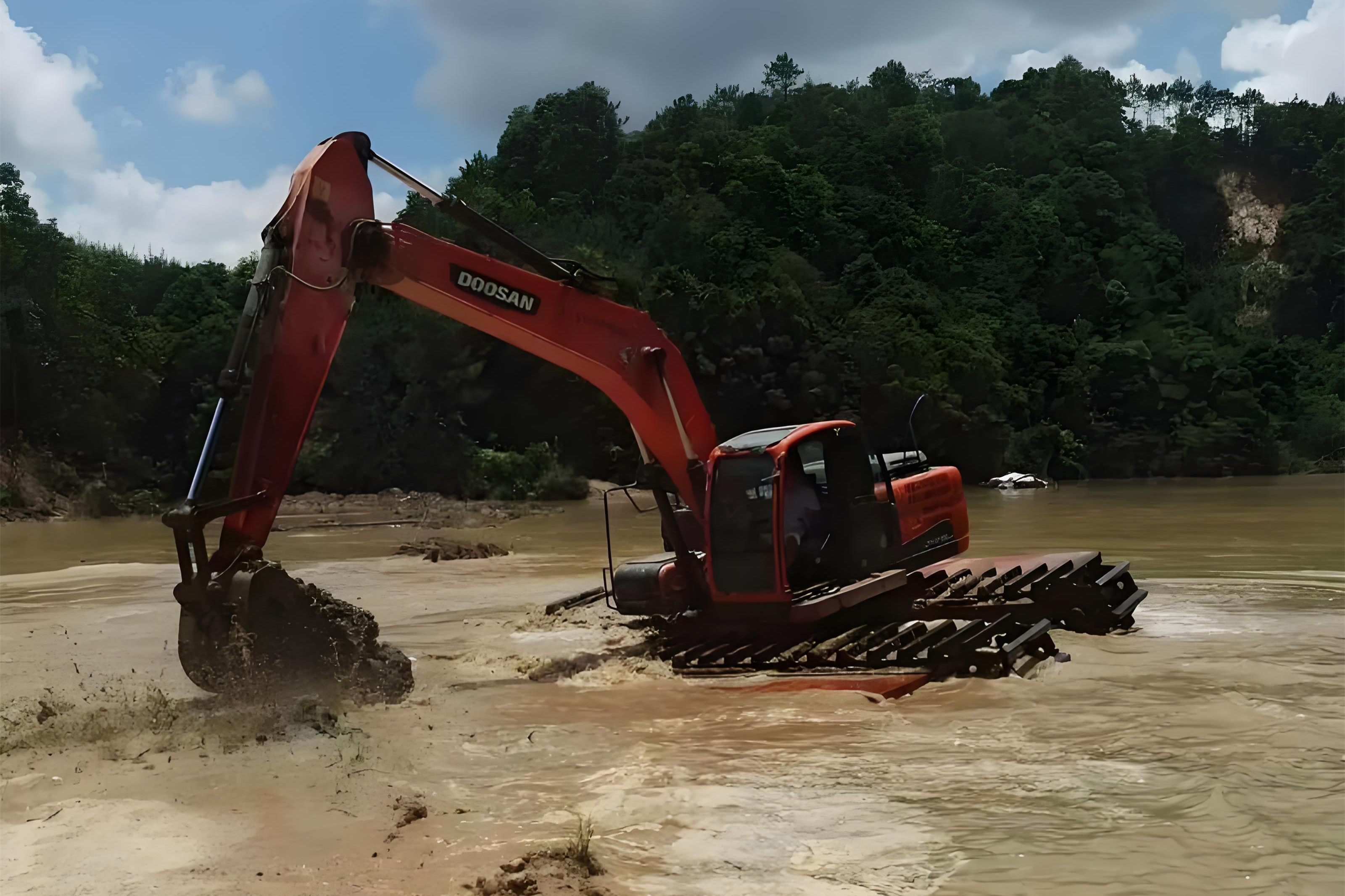 浙江杭州挖機清淤施工隊-沼澤地清淤需要先排水嗎？